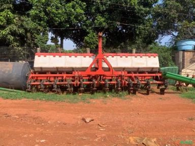 Plantadeira Jumil – Excelente Estado e Pronta para Trabalhar Imagem Plantadeira Jumil – Excelente Estado e Pronta para Trabalhar