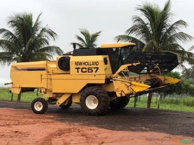 Colheitadeira de Grãos New Holland TC57 Imagem Colheitadeira de Grãos New Holland TC57