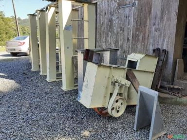 Conjunto de Silos e Elevador para Grãos Imagem Conjunto de Silos e Elevador para Grãos