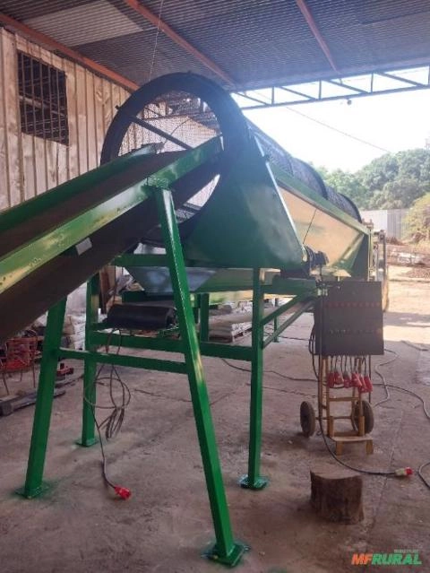 Peneira rotativa com esteira transportadora Imagem Peneira rotativa com esteira transportadora