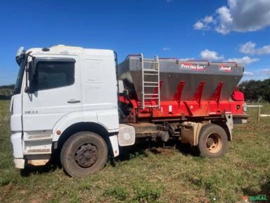 Caminhão e Distribuidor de Sólidos Imagem Caminhão e Distribuidor de Sólidos