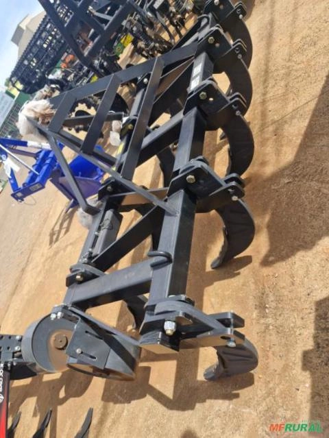 ARADO SUBSOLADOR 9 HASTES SÃO JOSÉ Imagem ARADO SUBSOLADOR 9 HASTES SÃO JOSÉ