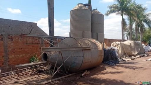 Lote de Silos Metálicos 3 unidades Imagem Lote de Silos Metálicos 3 unidades