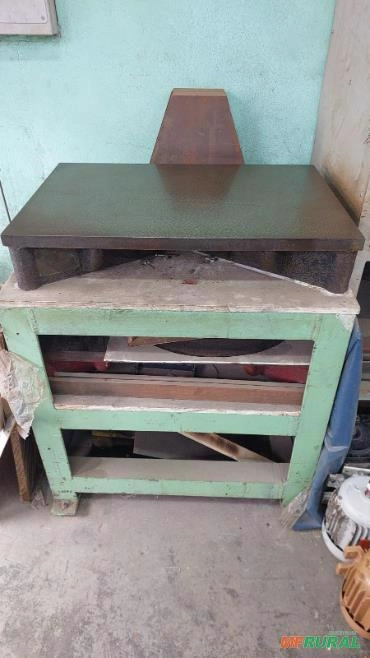Desempeno 700mm X 500mm em ferro fundido, mais base de aço Imagem Desempeno 700mm X 500mm em ferro fundido, mais base de aço