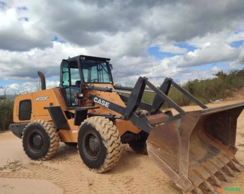 PÁ CARREGADEIRA CASE MODELO W20F, ANO 2020, COM 5.000 HORAS TRABALHADAS, PESO OPERACIONAL 10T Imagem PÁ CARREGADEIRA CASE MODELO W20F, ANO 2020, COM 5.000 HORAS TRABALHADAS, PESO OPERACIONAL 10T