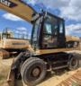 ESCAVADEIRA DE RODAS CATERPILLAR M318 ANO 2015, COM 12.900 HORAS TRABALHADAS Imagem ESCAVADEIRA DE RODAS CATERPILLAR M318 ANO 2015, COM 12.900 HORAS TRABALHADAS
