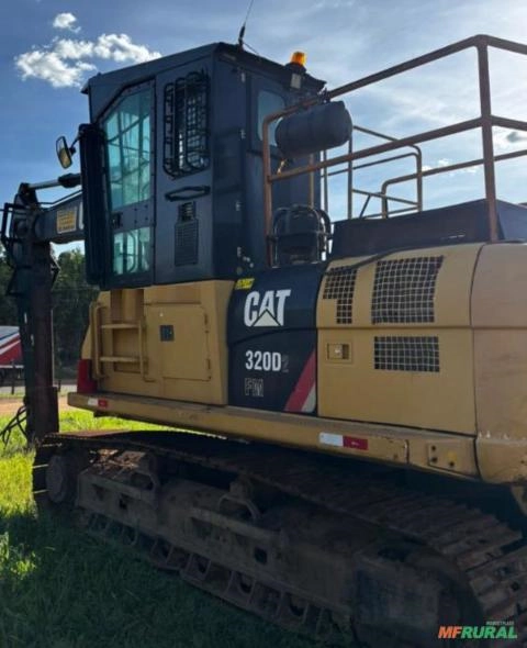 ESCAVADEIRA FLORESTAL CATERPILLAR 320D2FM ANO 2016, DUAS UNIDADES DISPONÍVEIS, COM 23.000 E 25.000 H Imagem ESCAVADEIRA FLORESTAL CATERPILLAR 320D2FM ANO 2016, DUAS UNIDADES DISPONÍVEIS, COM 23.000 E 25.000 H