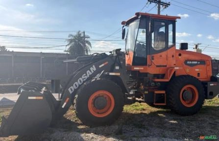 PÁ CARREGADEIRA DEVELON, MODELO SD200-3, ANO 2023, 3.500 HORAS TRABALHADAS, CABINE FECHADA COM AR Imagem PÁ CARREGADEIRA DEVELON, MODELO SD200-3, ANO 2023, 3.500 HORAS TRABALHADAS, CABINE FECHADA COM AR