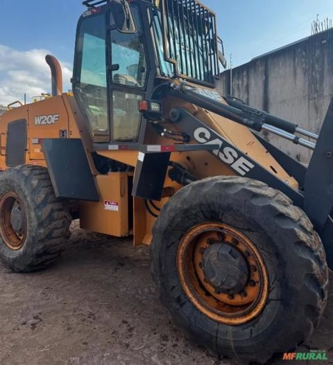 PÁ CARREGADEIRA CASE, MODELO W20F, ANO DE FABRICAÇÃO 2019, COM GARFO PALLET, ESTEPE E LÂMINA LISA!!! Imagem PÁ CARREGADEIRA CASE, MODELO W20F, ANO DE FABRICAÇÃO 2019, COM GARFO PALLET, ESTEPE E LÂMINA LISA!!!
