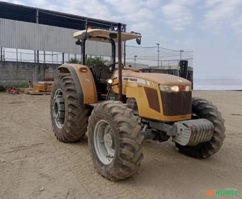 TRATOR AGRÍCOLA MASSEY FERGUSON, MODELO 4290 4X4, ANO 2015, ÚNICO DONO, NF DE ORIGEM, APENAS 1.100 H Imagem TRATOR AGRÍCOLA MASSEY FERGUSON, MODELO 4290 4X4, ANO 2015, ÚNICO DONO, NF DE ORIGEM, APENAS 1.100 H