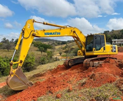 ESCAVADEIRA KOMATSU, MODELO PC240, ANO 2013, COM 17.000HS TRABALHADAS, PESO OPERACIONAL 25.400KG, EQ Imagem ESCAVADEIRA KOMATSU, MODELO PC240, ANO 2013, COM 17.000HS TRABALHADAS, PESO OPERACIONAL 25.400KG, EQ