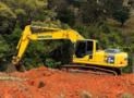 ESCAVADEIRA KOMATSU, MODELO PC240, ANO 2013, COM 17.000HS TRABALHADAS, PESO OPERACIONAL 25.400KG, EQ Imagem ESCAVADEIRA KOMATSU, MODELO PC240, ANO 2013, COM 17.000HS TRABALHADAS, PESO OPERACIONAL 25.400KG, EQ