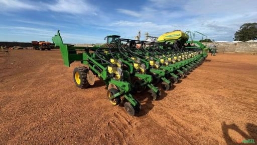 Plantadeira de Arrasto John Deere DB 74 - Ano 2013 Imagem Plantadeira de Arrasto John Deere DB 74 - Ano 2013