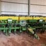Plantadeira John Deere 1113 (12x50) - Vácuo - SeedStar + RowCommand + Caixa Longitudinal de Sementes Imagem Plantadeira John Deere 1113 (12x50) - Vácuo - SeedStar + RowCommand + Caixa Longitudinal de Sementes
