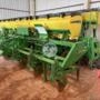 Plantadeira John Deere 1113 (12x50) - Vácuo - SeedStar + RowCommand + Caixa Longitudinal de Sementes Imagem Plantadeira John Deere 1113 (12x50) - Vácuo - SeedStar + RowCommand + Caixa Longitudinal de Sementes