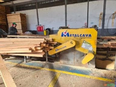 Refiladeira Metalcava com Esteiras - Serra Circular para Serraria Imagem Refiladeira Metalcava com Esteiras - Serra Circular para Serraria