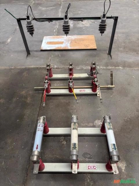 CONJUNTO SECCIONADOR TRIFÁSICO 15 KV Imagem CONJUNTO SECCIONADOR TRIFÁSICO 15 KV