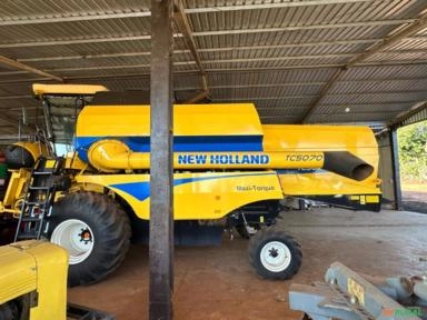 Colheitadeira New Holland TL5070 2018 com Plataforma de 9 Linhas Imagem Colheitadeira New Holland TL5070 2018 com Plataforma de 9 Linhas