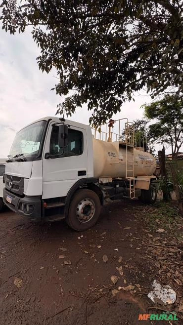 Caminhão pipa Mercedes-Benz Atego 1719, ano 2014, com tanque de 10.000 litros para água potável. Imagem Caminhão pipa Mercedes-Benz Atego 1719, ano 2014, com tanque de 10.000 litros para água potável.