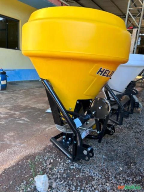 Distribuidor Semeador de Calcário,sementes e Fertilizantes Marca: JF modelo: Hélix600 de 600KG > Nov