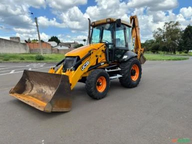 Retro Escavadeira JCB 3C Ano 2013/2014 cabine fechada com ar-condicionado