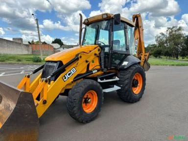 Retro Escavadeira JCB 3C Ano 2013/2014 cabine fechada com ar-condicionado