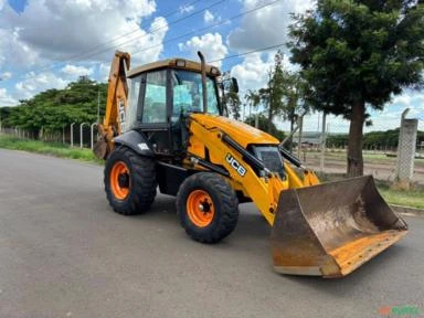 Retro Escavadeira JCB 3C Ano 2013/2014 cabine fechada com ar-condicionado