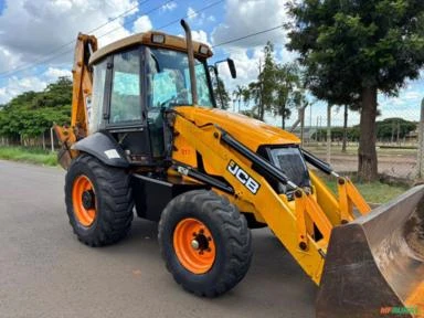 Retro Escavadeira JCB 3C Ano 2013/2014 cabine fechada com ar-condicionado