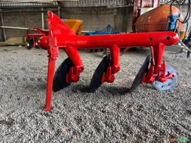 Imagem Arado Marca Massey Ferguson de 3 discos Imagem Arado Marca Massey Ferguson de 3 discos