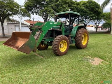 Trator John Deere 6300 4x4 2001 com lâmina e concha Stara Imagem Trator John Deere 6300 4x4 2001 com lâmina e concha Stara