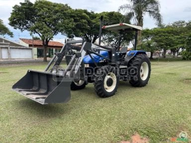 Trator New Holland TL75E 4x4 2005 com conjunto de concha dianteiro Imagem Trator New Holland TL75E 4x4 2005 com conjunto de concha dianteiro