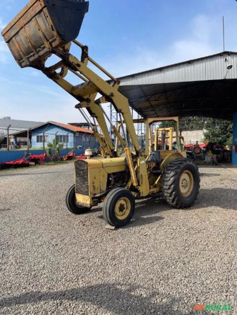 TRATOR MASSEY FERGUSON MODELO 65R ANO 81