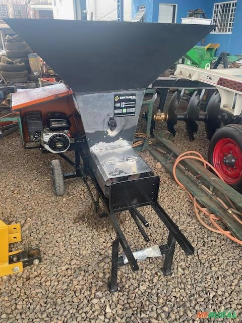 ENSACADORA E COMPACTADORA DE SILAGEM MARCA SERTANEJO Imagem ENSACADORA E COMPACTADORA DE SILAGEM MARCA SERTANEJO