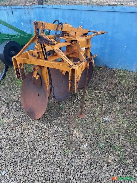 ARADO REVERSIVEL DE 03 DISCOS COM PISTÃO MODELO AR PR MARCA TATU Imagem ARADO REVERSIVEL DE 03 DISCOS COM PISTÃO MODELO AR PR MARCA TATU