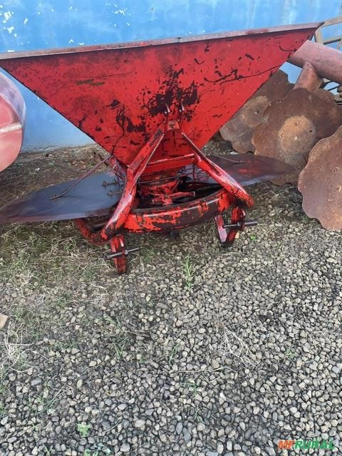 ADUBADEIRA SEMEADEIRA CAP. 500LTS MARCA LELY Imagem ADUBADEIRA SEMEADEIRA CAP. 500LTS MARCA LELY