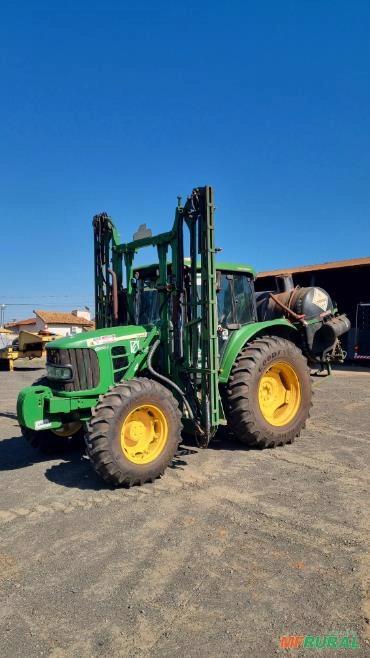 Trator John Deere 6100J com Pulverizador de Barra Central 15 Metros - Ano 2017 Imagem Trator John Deere 6100J com Pulverizador de Barra Central 15 Metros - Ano 2017