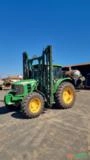 Trator John Deere 6100J com Pulverizador de Barra Central 15 Metros - Ano 2017 Imagem Trator John Deere 6100J com Pulverizador de Barra Central 15 Metros - Ano 2017