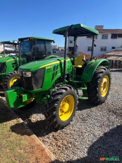 Trator John Deere 5090E Plataformado - Ano 2022 Imagem Trator John Deere 5090E Plataformado - Ano 2022