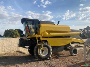 Colheitadeira New Holland TC 57 com Plataforma de corte 18 Pés - Ano 1999 Imagem Colheitadeira New Holland TC 57 com Plataforma de corte 18 Pés - Ano 1999