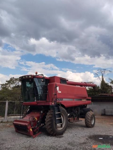 Colheitadeira Case IH 2688 com Plataforma de Corte 30 Pés e de Mliho 10 Linhas - Ano 2012 Imagem Colheitadeira Case IH 2688 com Plataforma de Corte 30 Pés e de Mliho 10 Linhas - Ano 2012