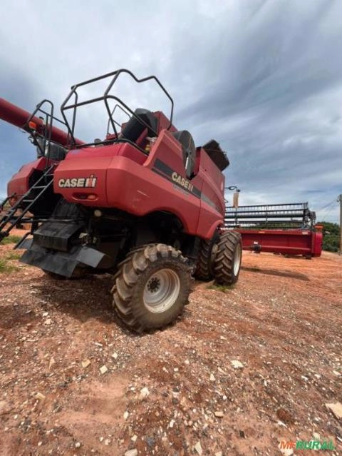 Colheitadeira Case IH 7230 com Plataforma de Corte 30 Pés e Milho de 16 Linhas - Ano 2013 Imagem Colheitadeira Case IH 7230 com Plataforma de Corte 30 Pés e Milho de 16 Linhas - Ano 2013