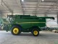 Colheitadeira John Deere S550 com Plataforma de Corte 25 Pés e Plataforma de Milho 12x50 - Ano 2015 Imagem Colheitadeira John Deere S550 com Plataforma de Corte 25 Pés e Plataforma de Milho 12x50 - Ano 2015