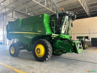 Colheitadeira John Deere S550 com Plataforma de Corte 25 Pés e Plataforma de Milho 12x50 - Ano 2015 Imagem Colheitadeira John Deere S550 com Plataforma de Corte 25 Pés e Plataforma de Milho 12x50 - Ano 2015