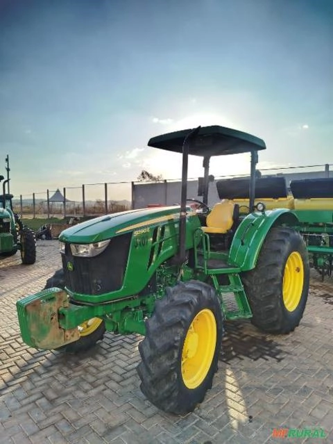 Trator John Deere 5090E Plataformado - Ano 2023 Imagem Trator John Deere 5090E Plataformado - Ano 2023