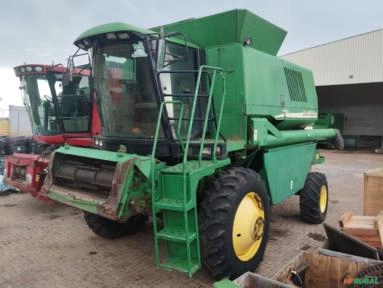 Colheitadeira John Deere 1550 com Plataforma de Corte 22 Pés - Ano 2004 Imagem Colheitadeira John Deere 1550 com Plataforma de Corte 22 Pés - Ano 2004