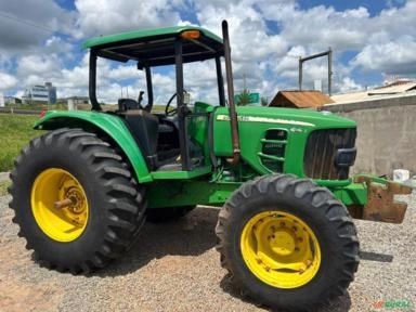 Trator John Deere 6110J Plataformado - Ano 2011 Imagem Trator John Deere 6110J Plataformado - Ano 2011