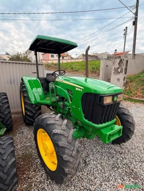 Trator John Deere 5078E Plataformado - Ano 2012 Imagem Trator John Deere 5078E Plataformado - Ano 2012