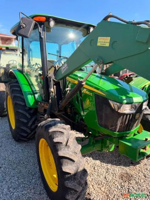 Trator John Deere 5080E Cabinado com Concha JNB - Ano 2021 Imagem Trator John Deere 5080E Cabinado com Concha JNB - Ano 2021