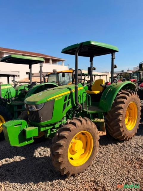 Trator John Deere 5080E Plataformado - Ano 2025 Imagem Trator John Deere 5080E Plataformado - Ano 2025