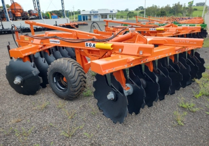 Super Grade Aradora Pesada com Pneus marca CIVEMASA modelo SGAC 16x34 (nova) Imagem Super Grade Aradora Pesada com Pneus marca CIVEMASA modelo SGAC 16x34 (nova)